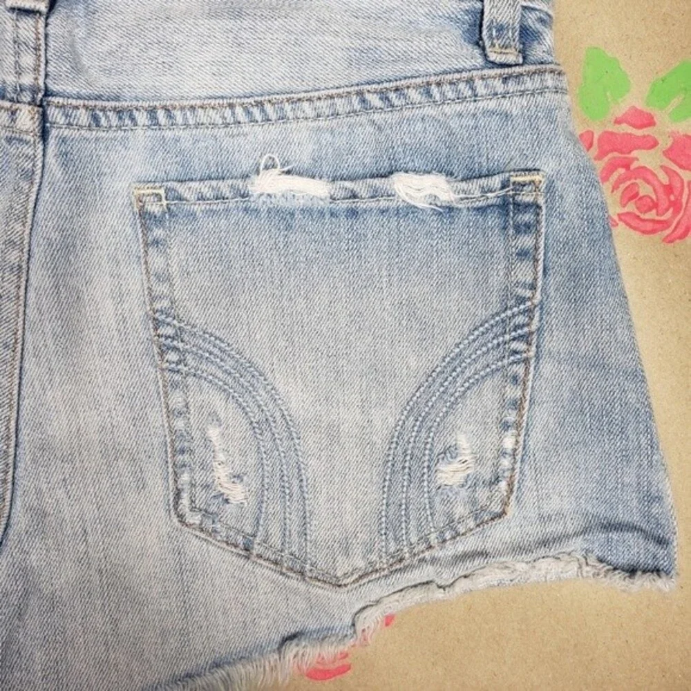 HOLLISTER DESTROYED JEAN SHORTS SIZE 1 W25